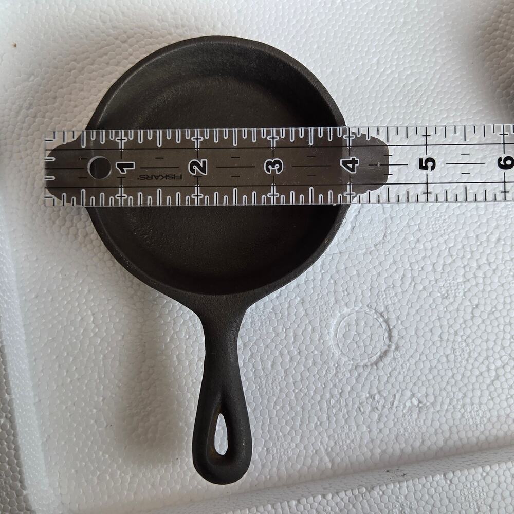 LODGE CAST IRON MINI SKILLET ASHTRAY - Picture 4 of 5